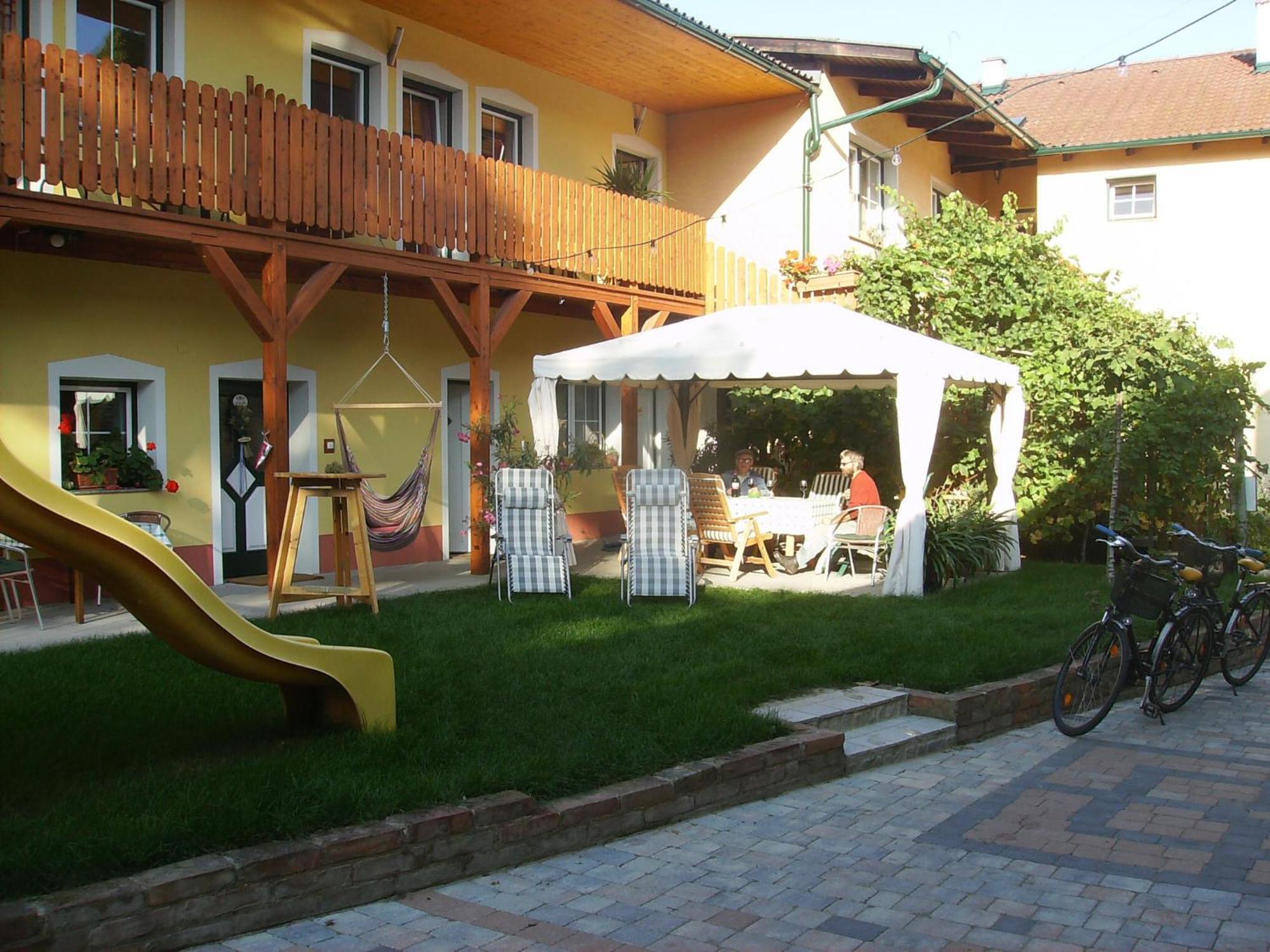 Weingut Zur Schlafmuetze Hotel Herrnbaumgarten ภายนอก รูปภาพ