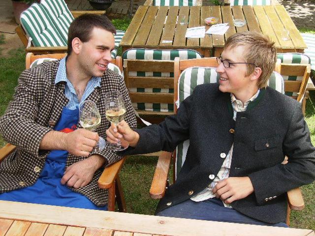 Weingut Zur Schlafmuetze Hotel Herrnbaumgarten ภายนอก รูปภาพ