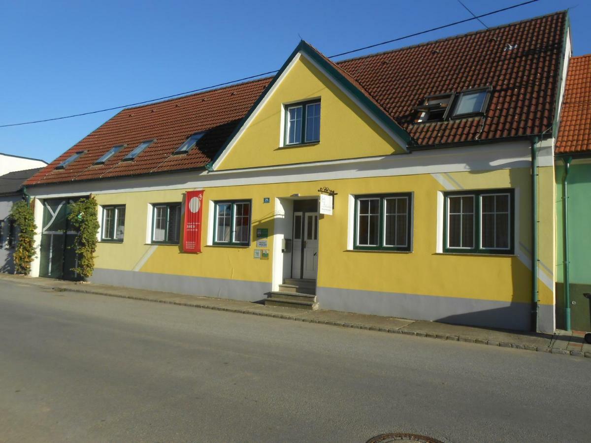 Weingut Zur Schlafmuetze Hotel Herrnbaumgarten ภายนอก รูปภาพ